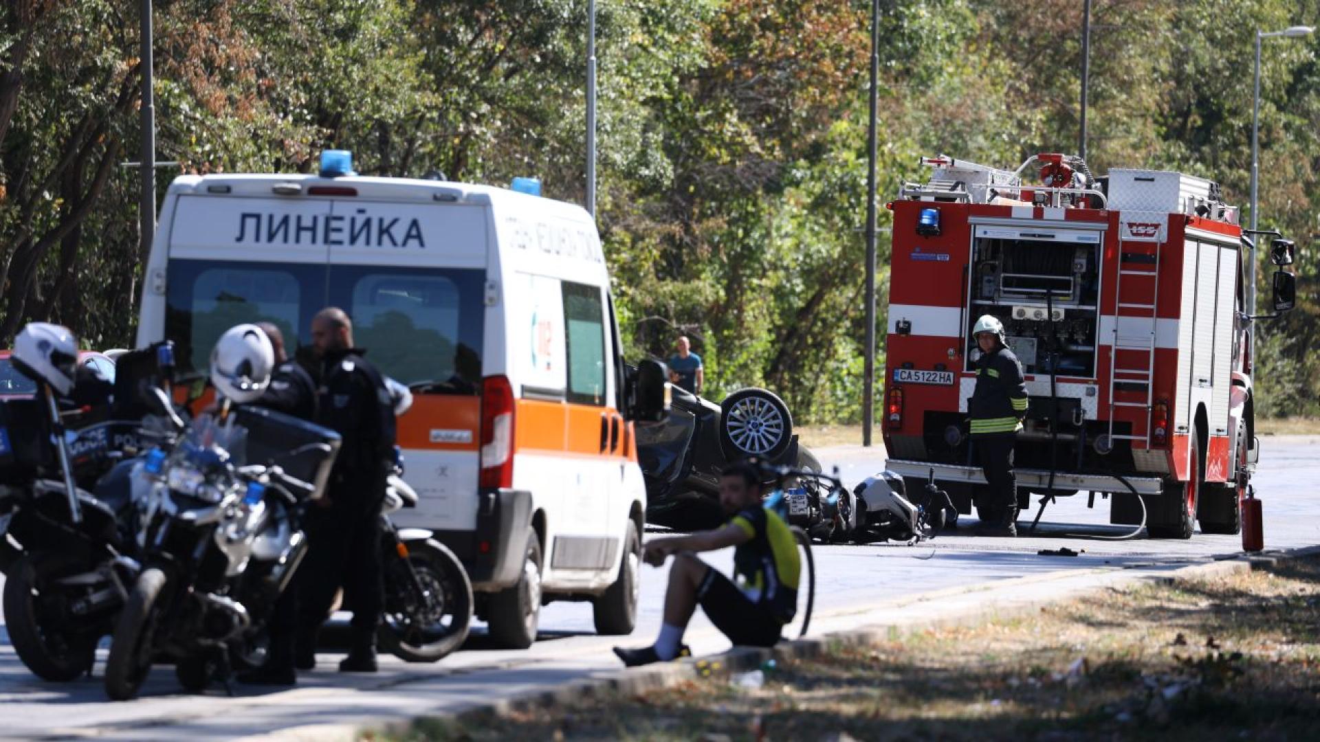 Місце ДТП — швидка допомога, пожежний автомобіль і поліція