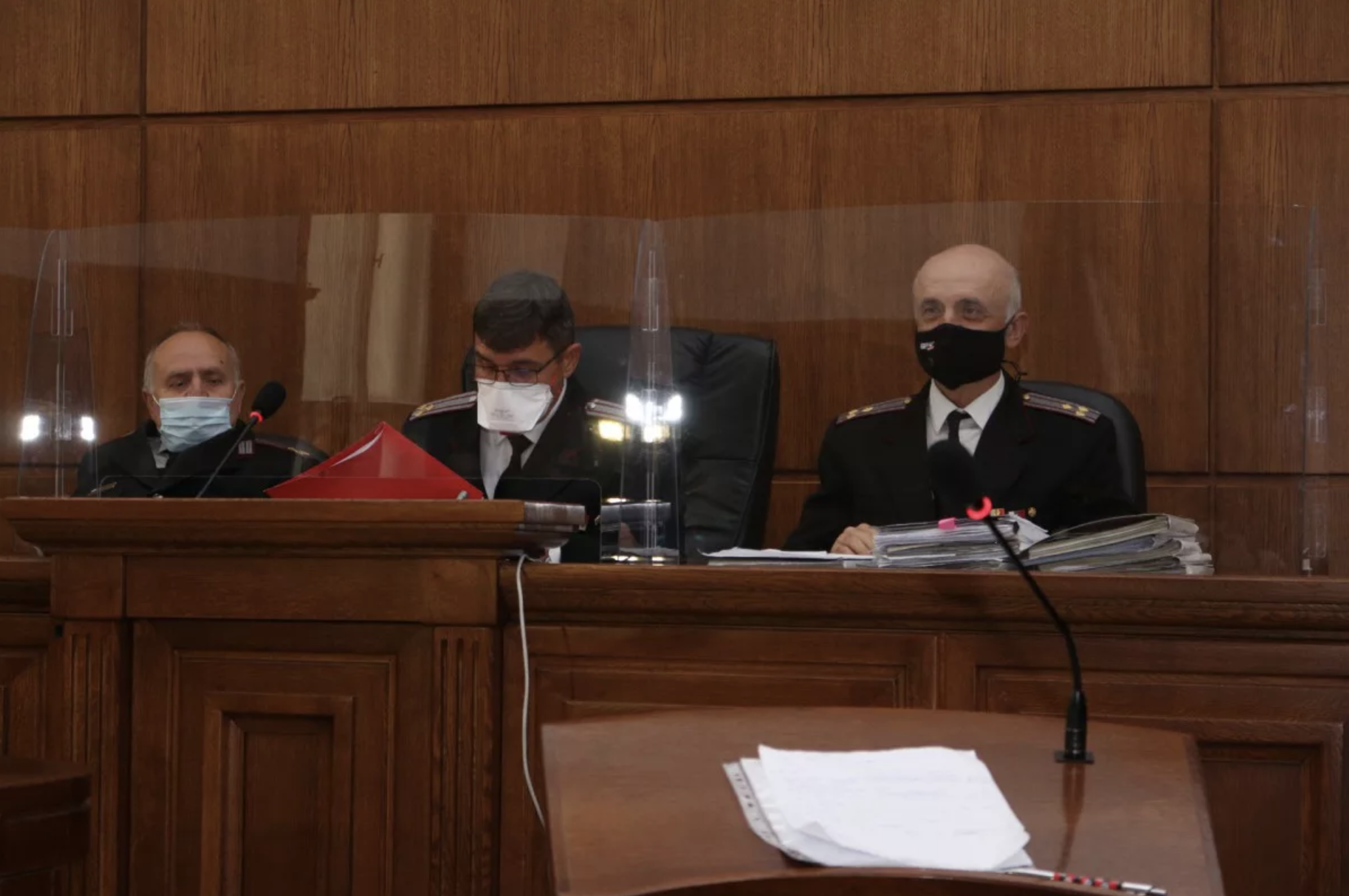 Військовий суд — судді та прокурор під час засідання
